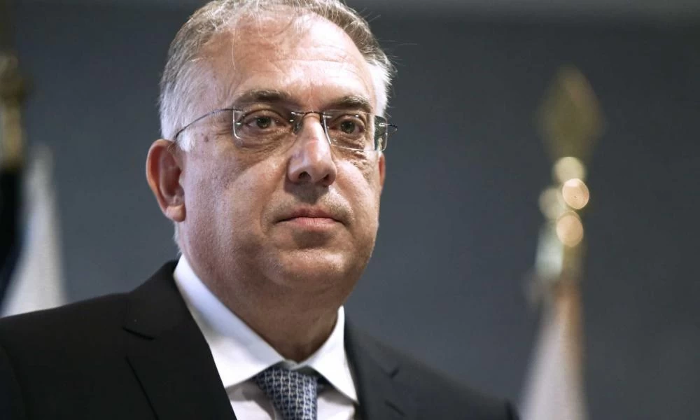 Τάκης Θεοδωρικάκος: Επισκέφθηκε τον τραυματία αστυνομικό στο 401 Στρατιωτικό Νοσοκομείο